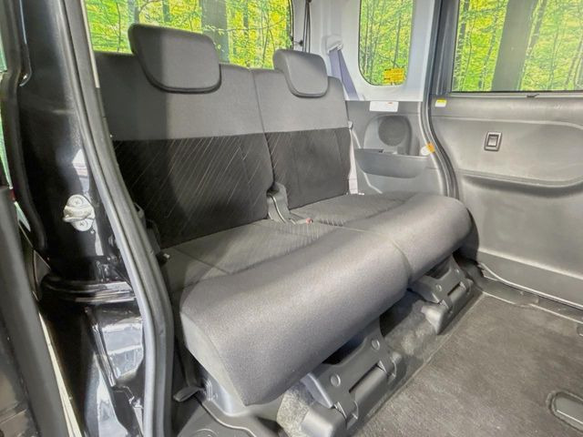 後部座席も気になるようなキズ・汚れやへたり等、大きなダメージはなく、良好な状態です。