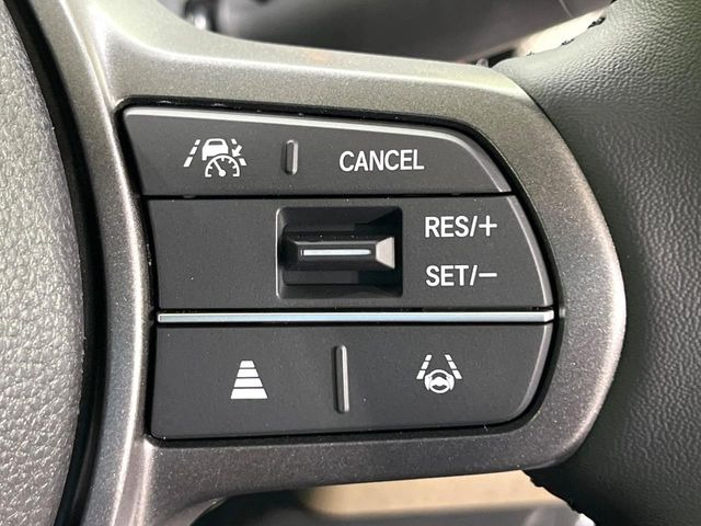 【アダプティブクルーズコントロール】高速道路での長距離走行が楽に!!自動で速度を保つクルーズコントロールが、衝突軽減システムと連携し、前方の車両を感知して車間を保つように速度調節してくれます!!