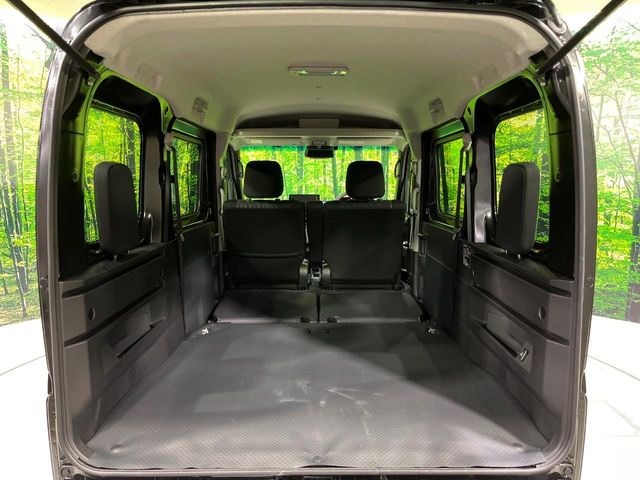 ���i�̂���������ʋ΁A���}���ɏ\���ȉ׎��X�y�[�X���m�ۂ��Ă���܂��B�Z�J���h�V�[�g��|���ƁA�傫�ȉו��̐ύڂ��\�ł���