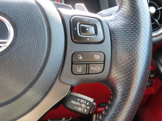クルーズコントロールを装備していますので、高速道路などでアクセルペダルを踏まずに車速を一定に保つことが可能です