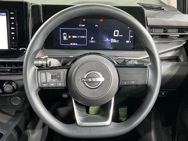 �C���e���A�ɍ��킹���f�U�C���̃X�e�A�����O�́A�^�]�������̂��Ƃ��l���A�^�]���₷���`��A�傫���ł��B�����x�A���ۂɐG���Ă��m���߂��������B