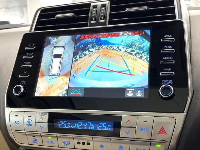 【パノラミックビューモニター】専用のカメラにより、上から見下ろしたような視点で360度クルマの周囲を確認することができます☆死角部分も確認しやすく、狭い場所での切り返しや駐車もスムーズに行えます。