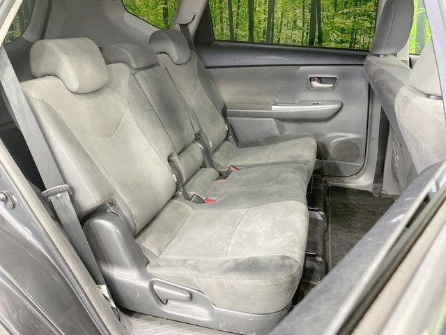 広々とした2列目シートは居住性が高く、居心地も快適!友達や家族とのお出かけにぴったりです。ベビーシートやチャイルドシート使用時も快適にお過ごしいただける十分な空間を確保しています。