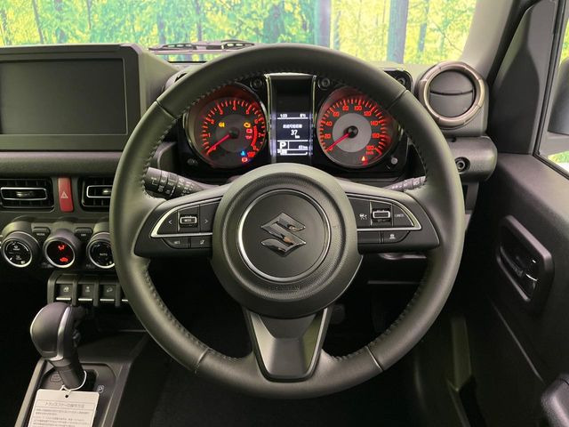 �C���e���A�ɍ��킹���f�U�C���̃X�e�A�����O�́A�^�]�������̂��Ƃ��l���A�^�]���₷���`��A�傫���ł��B�����x�A���ۂɐG���Ă��m���߂��������B