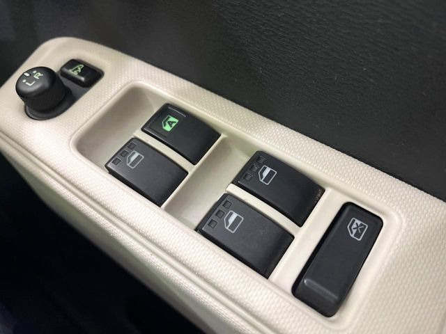 �y�d���i�[�~���[�z�T�C�h�~���[�͓d���i�[���ƂȂ��Ă���A�������ԏ�ł��L�Y�������X�N��}�����܂��B