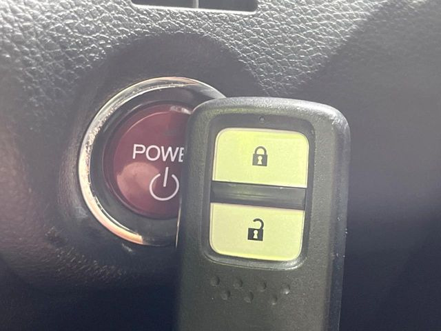 �yHonda�X�}�[�g�L�[�z�J�o����|�P�b�g�ɓ��ꂽ�܂܂ł��h�A�̎{���E�������\�ȃX�}�[�g�L�[�𑕔��B�G���W���̃I���E�I�t�����J�M�����o���K�v����������Ƃ��Ă��֗��ł���