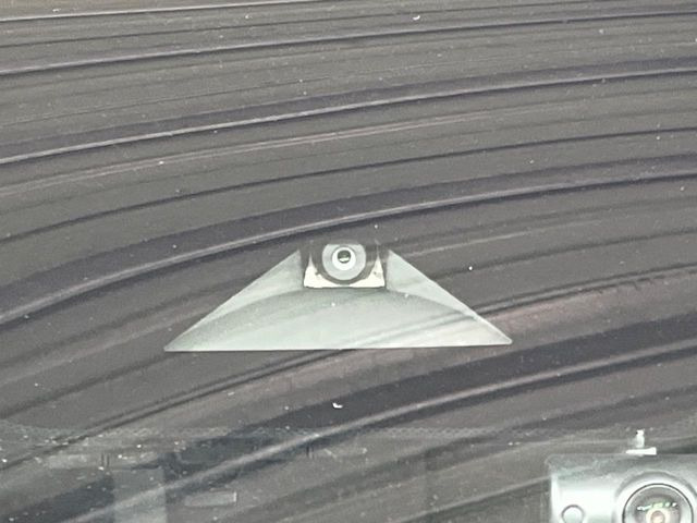 �y�C���e���W�F���g�G�}�[�W�F���V�[�u���[�L�z�t�����g�J�����őO���̎ԗ�����s�҂����m�B�Փ˂������Ȏ��͏Փ˔�Q�y���u���[�L���쓮�A�Փˉ�����T�|�[�g�B�����S�Ƀh���C�u�����y���݂��������܂��B