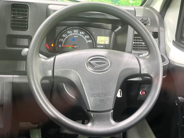 �C���e���A�ɍ��킹���f�U�C���̃X�e�A�����O�́A�^�]�������̂��Ƃ��l���A�^�]���₷���`��A�傫���ł��B�����x�A���ۂɐG���Ă��m���߂��������B