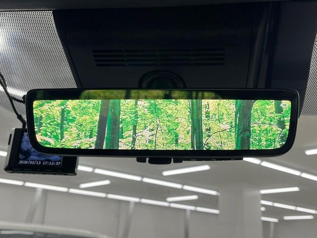 【デジタルインナーミラー】後席の大きな荷物や同乗者で後方が確認しづらい時でも安心!カメラが撮影した車両後方の映像をルームミラー内に表示。クリアな視界で状況の確認が可能です!