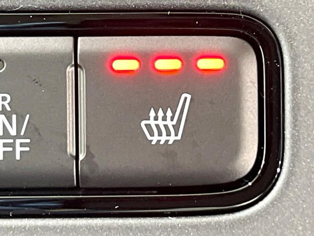 【シートヒーター】寒い日に重宝するシートヒーター!エアコンより早く温まってくれるので寒がりの人も安心ですね♪エアコンの温風は乾燥するから苦手、という方にもをおすすめです。