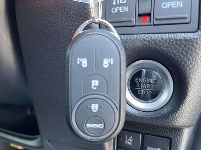 �yHonda�X�}�[�g�L�[�z�J�o����|�P�b�g�ɓ��ꂽ�܂܂ł��h�A�̎{���E�������\�ȃX�}�[�g�L�[�𑕔��B�G���W���̃I���E�I�t�����J�M�����o���K�v����������Ƃ��Ă��֗��ł���