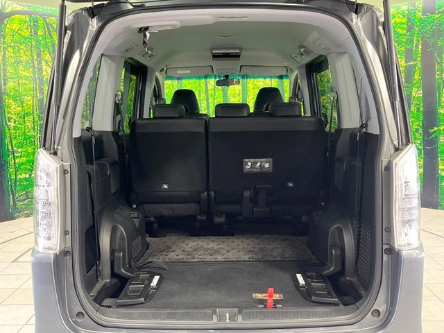 ���i�̂���������ʋ΁A���}���ɏ\���ȉ׎��X�y�[�X���m�ۂ��Ă���܂��B�Z�J���h�V�[�g��|���ƁA�傫�ȉו��̐ύڂ��\�ł���