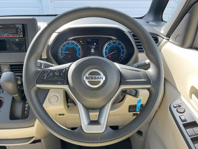 �C���e���A�ɍ��킹���f�U�C���̃X�e�A�����O�́A�^�]�������̂��Ƃ��l���A�^�]���₷���`��A�傫���ł��B�����x�A���ۂɐG���Ă��m���߂��������B