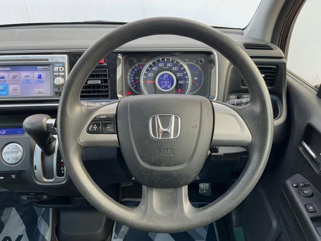 �C���e���A�ɍ��킹���f�U�C���̃X�e�A�����O�́A�^�]�������̂��Ƃ��l���A�^�]���₷���`��A�傫���ł��B�����x�A���ۂɐG���Ă��m���߂��������B