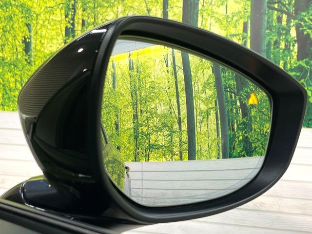 【ブラインドスポットモニタリング】走行中、ドアミラーの死角になりやすい箇所に後続車が接近するとサイドミラー付近に警告を表示、ドライバーに注意喚起をしてくれます。