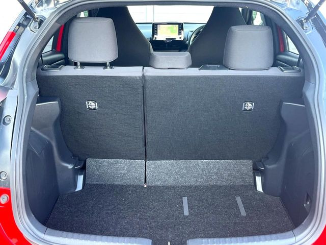 ���i�̂���������ʋ΁A���}���ɏ\���ȉ׎��X�y�[�X���m�ۂ��Ă���܂��B�Z�J���h�V�[�g��|���ƁA�傫�ȉו��̐ύڂ��\�ł���