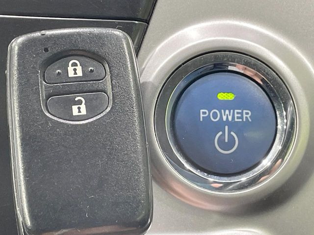 【スマートキー】カバンやポケットに入れたままでもドアの施錠・解錠が可能なスマートキーを装備。エンジンのオン・オフ時もカギを取り出す必要が無いからとっても便利です♪