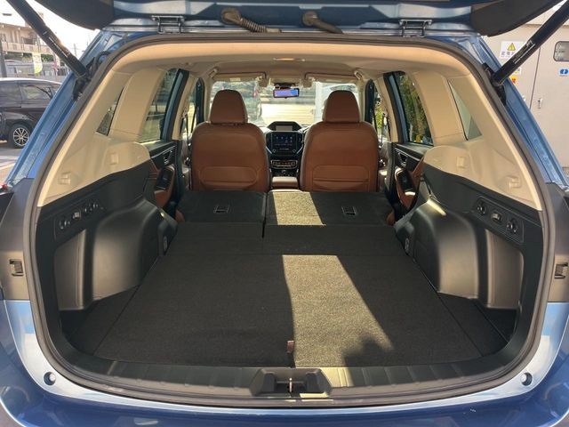 ���i�̂���������ʋ΁A���}���ɏ\���ȉ׎��X�y�[�X���m�ۂ��Ă���܂��B�Z�J���h�V�[�g��|���ƁA�傫�ȉו��̐ύڂ��\�ł���