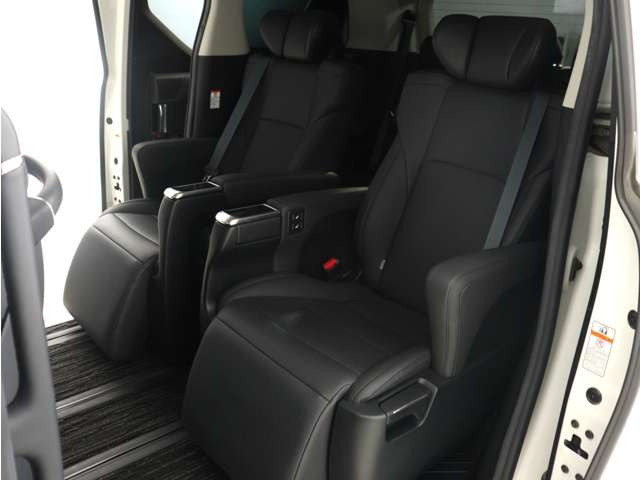 【上級モデル限定装備】★★エグゼクティブパワーシート!★★電動オットマン完備!足を楽々伸ばせ、ひじ掛けもありますので、優雅で快適なドライブをお楽しみいただけます!