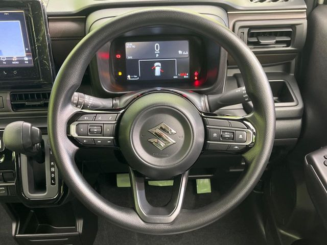 �C���e���A�ɍ��킹���f�U�C���̃X�e�A�����O�́A�^�]�������̂��Ƃ��l���A�^�]���₷���`��A�傫���ł��B�����x�A���ۂɐG���Ă��m���߂��������B