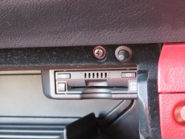 ETC2.0も装備していますよ!ETC車載機を利用すると高速料金が割引に!!サイフにも優しい装備ですね♪