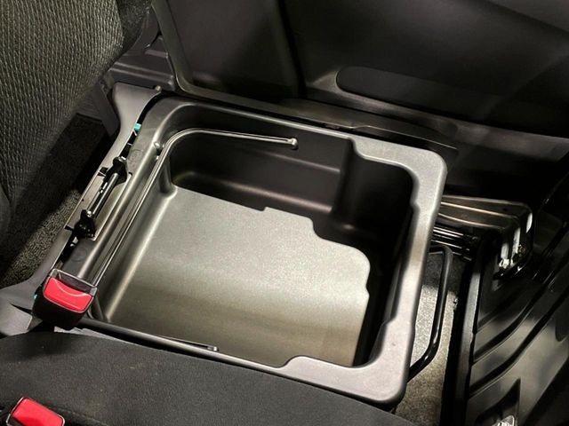 �y�V�[�g�A���_�[�{�b�N�X�z�V�[�g�̉��ɑ�e�ʂ̎��[�X�y�[�X��������Ă���A�C���ԃO�b�Y�ȂǁA�O���猩��ꂽ���Ȃ����̂�����������[�ł��ĕ֗�!