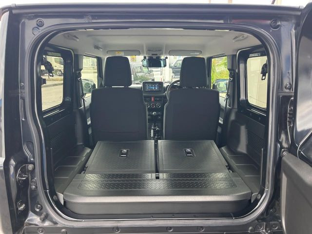 普段のお買い物や通勤、送迎等に十分な荷室スペースを確保しております。セカンドシートを倒すと、大きな荷物の積載も可能です♪
