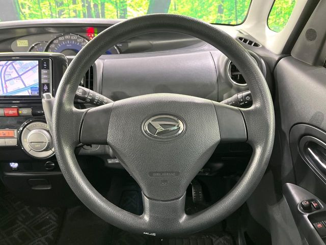 �C���e���A�ɍ��킹���f�U�C���̃X�e�A�����O�́A�^�]�������̂��Ƃ��l���A�^�]���₷���`��A�傫���ł��B�����x�A���ۂɐG���Ă��m���߂��������B