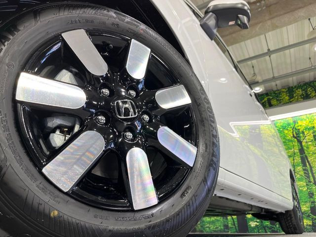 【純正15インチアルミホイール】外観にマッチした純正アルミホイールを装着しております。各種社外アルミホイールや、スタッドレスタイヤも取扱いしております。是非ご相談ください♪