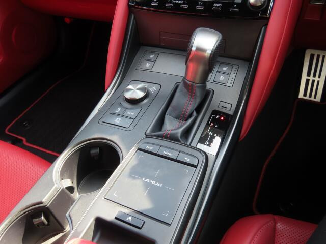 シフトノブはスレがなく、きれいな状態です。いつも触る部分がきれいだと大切に乗られていたことがわかりますよ。