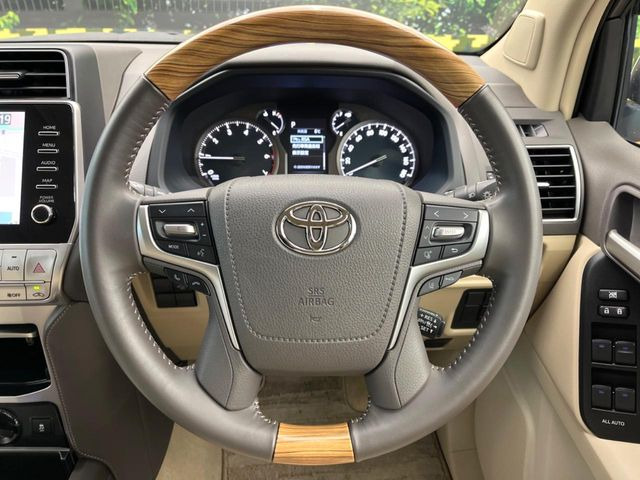 【ウッドコンビステアリング】高級感ある木目調パーツを採用した手に良く馴染むコンビハンドル。運転席廻りの雰囲気も一気に豪華になります!