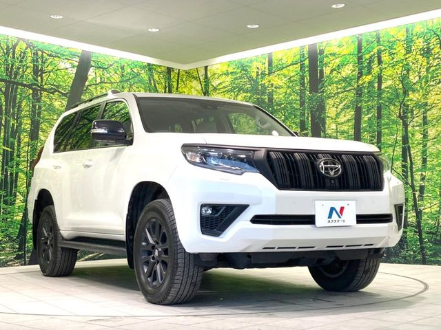 高透明度のガラス皮膜で撥水はもちろん、上質なツヤ・光沢を実現。紫外線や酸性雨から大切な愛車を保護し、色あせ・劣化を防止。「弾スプラッシュコート」、「弾プリミッサコート」からお選びいただけます。