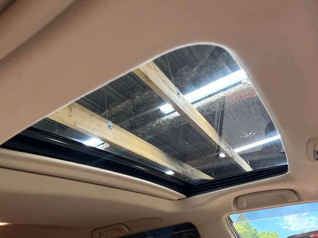 【サンルーフ】開放感たっぷりの希少装備、サンルーフが装着されています!車内に明かりを取り入れたり景色を楽しむ以外にも、車内の空気も簡単に換気できて快適です!