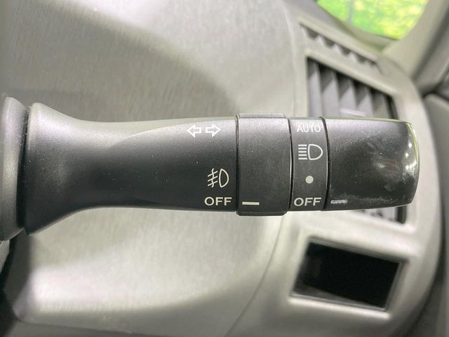 【オートライト】周りの明るさに応じて自動でヘッドライトの点灯・消灯ができる機能です!ライトの付け忘れ・消し忘れなどが無くなり、雨の日や夕方の走行も安心!トンネル通過時も便利ですね♪
