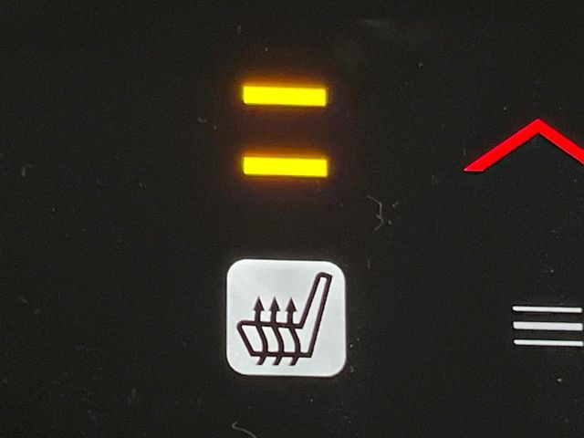 【シートヒーター】寒い日に重宝するシートヒーター!エアコンより早く温まってくれるので寒がりの人も安心ですね♪エアコンの温風は乾燥するから苦手、という方にもをおすすめです。