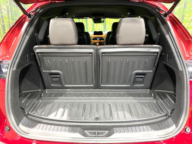 ���i�̂���������ʋ΁A���}���ɏ\���ȉ׎��X�y�[�X���m�ۂ��Ă���܂��B�T�[�h�V�[�g��|���ƁA�傫�ȉו��̐ύڂ��\�ł���