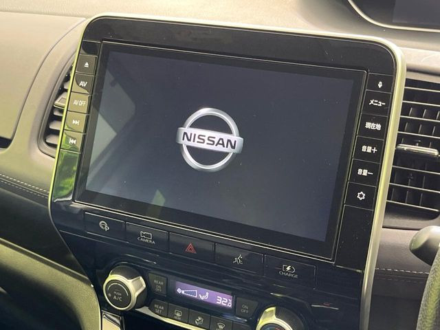 【純正10型ナビ】人気の純正ナビを装備しております。ナビの使いやすさはもちろん、オーディオ機能も充実!キャンプや旅行はもちろん、通勤や買い物など普段のドライブも楽しくなるはず♪