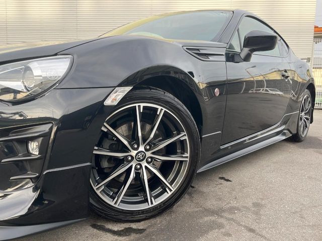 �y����17�C���`�A���~�z�C�[���z�O�ςɃ}�b�`���������A���~�z�C�[���𑕒����Ă���܂��B�e��ЊO�A���~�z�C�[����A�X�^�b�h���X�^�C�����戵�����Ă���܂��B���񂲑��k����������