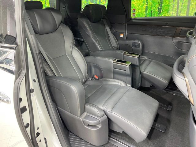 後部座席も気になるようなキズ・汚れやへたり等、大きなダメージはなく、良好な状態です。