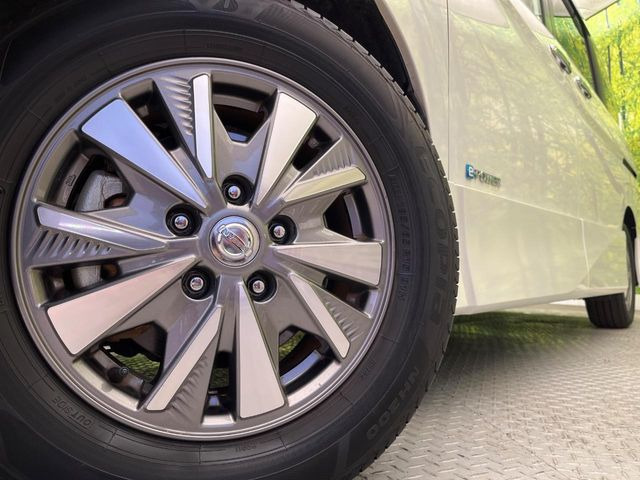 �y����15�C���`�A���~�z�C�[���z�O�ςɃ}�b�`���������A���~�z�C�[���𑕒����Ă���܂��B�e��ЊO�A���~�z�C�[����A�X�^�b�h���X�^�C�����戵�����Ă���܂��B���񂲑��k����������