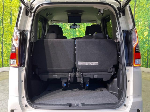 ���i�̂���������ʋ΁A���}���ɏ\���ȉ׎��X�y�[�X���m�ۂ��Ă���܂��B�Z�J���h�V�[�g��|���ƁA�傫�ȉו��̐ύڂ��\�ł���