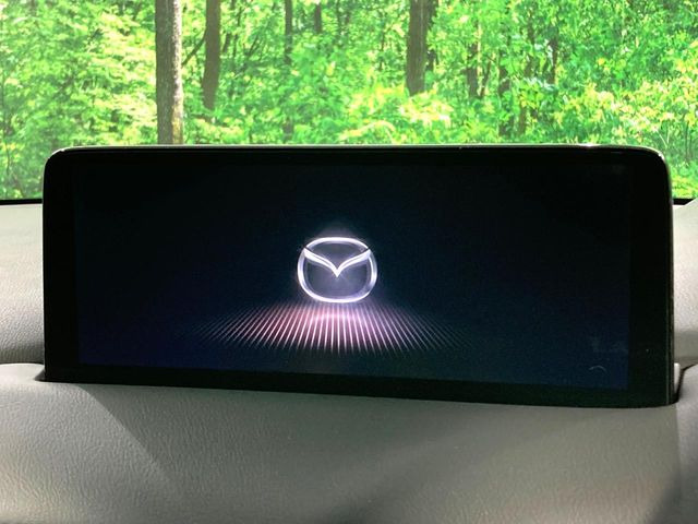 【10.25インチマツダコネクト】車内の雰囲気にマッチした大型ディスプレイ。スマホ接続でのナビ使用やBluetooth再生等、様々な機能が楽しめます。直感的なダイヤル操作が可能で、使い勝手も良好です。