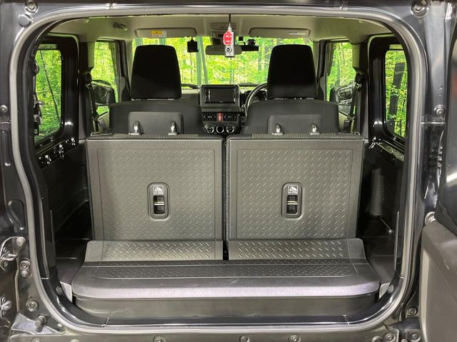 普段のお買い物や通勤、送迎等に十分な荷室スペースを確保しております。セカンドシートを倒すと、大きな荷物の積載も可能です♪