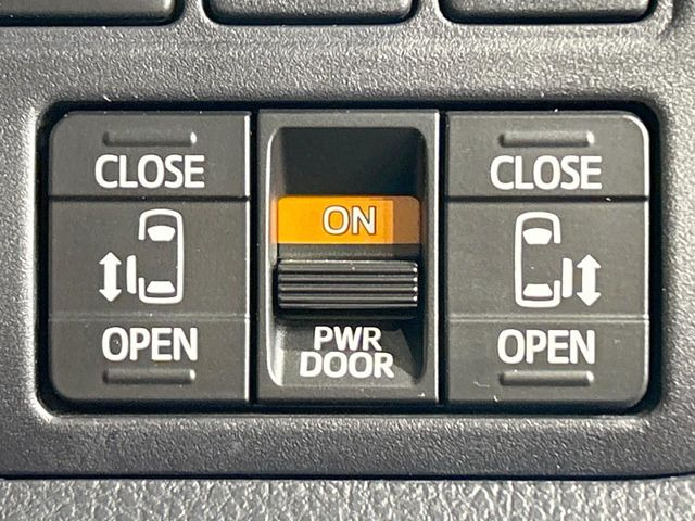 【両側パワースライドドア】スマートキーや運転席のスイッチで後席両側スライドドアの開閉が可能♪電動だから力を入れてドアを開ける必要が無く、小さなお子様でも簡単に開け閉めでき快適です♪