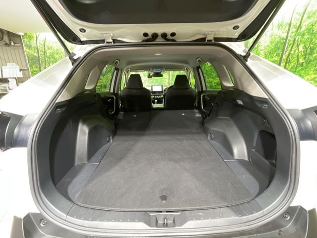 積み下ろしのしやすいデッキにはたっぷりと荷物を積み込んでいただけます。遊びから仕事まで、様々なシーンで頼れます♪