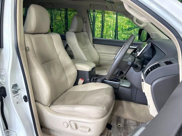 【本革シート】上質な本革を使用し、高級感あふれる本革シート。常に体に触れる部分だから、座り心地の良さにはこだわりたいですね♪汚れの付着や劣化を抑制する内装コーティング施工もおススメですよ♪