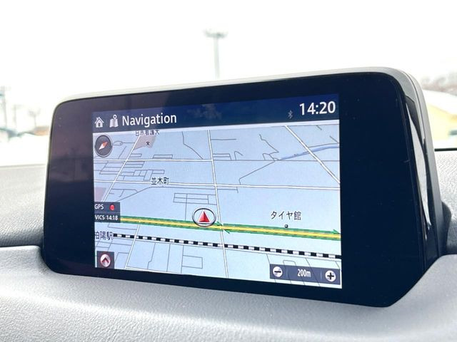 �y8�C���`�}�c�_�R�l�N�g�z�ԓ��̕��͋C�Ƀ}�b�`������^�̃f�B�X�v���C�B�X�}�z�ڑ��ł̃i�r�g�p��Bluetooth�Đ����A�l�X�ȋ@�\���y���߂܂��B�����I�ȃ_�C�������삪�\�ŁA�g��������ǍD�ł��B