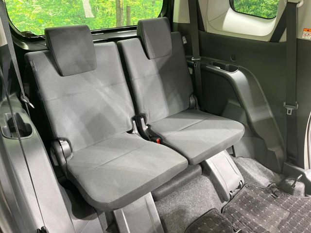 3列目シートはもちろん状態良好☆大人でもゆったりと座って頂けますので、大人数でのお出かけもラクラクです♪ご家族で、気の知れた仲間で、ドライブに行くのが楽しみですね♪