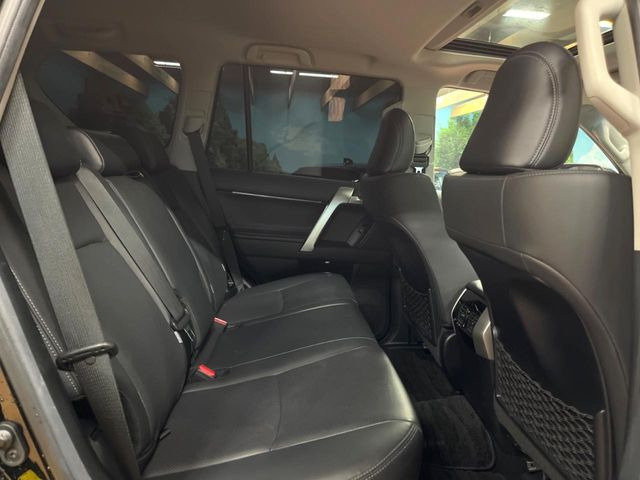 後部座席も気になるようなキズ・汚れやへたり等、大きなダメージはなく、良好な状態です。