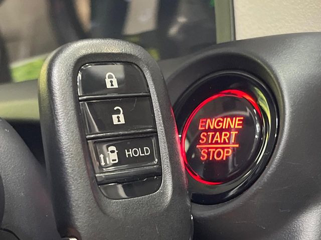 �yHonda�X�}�[�g�L�[�z�J�o����|�P�b�g�ɓ��ꂽ�܂܂ł��h�A�̎{���E�������\�ȃX�}�[�g�L�[�𑕔��B�G���W���̃I���E�I�t�����J�M�����o���K�v����������Ƃ��Ă��֗��ł���